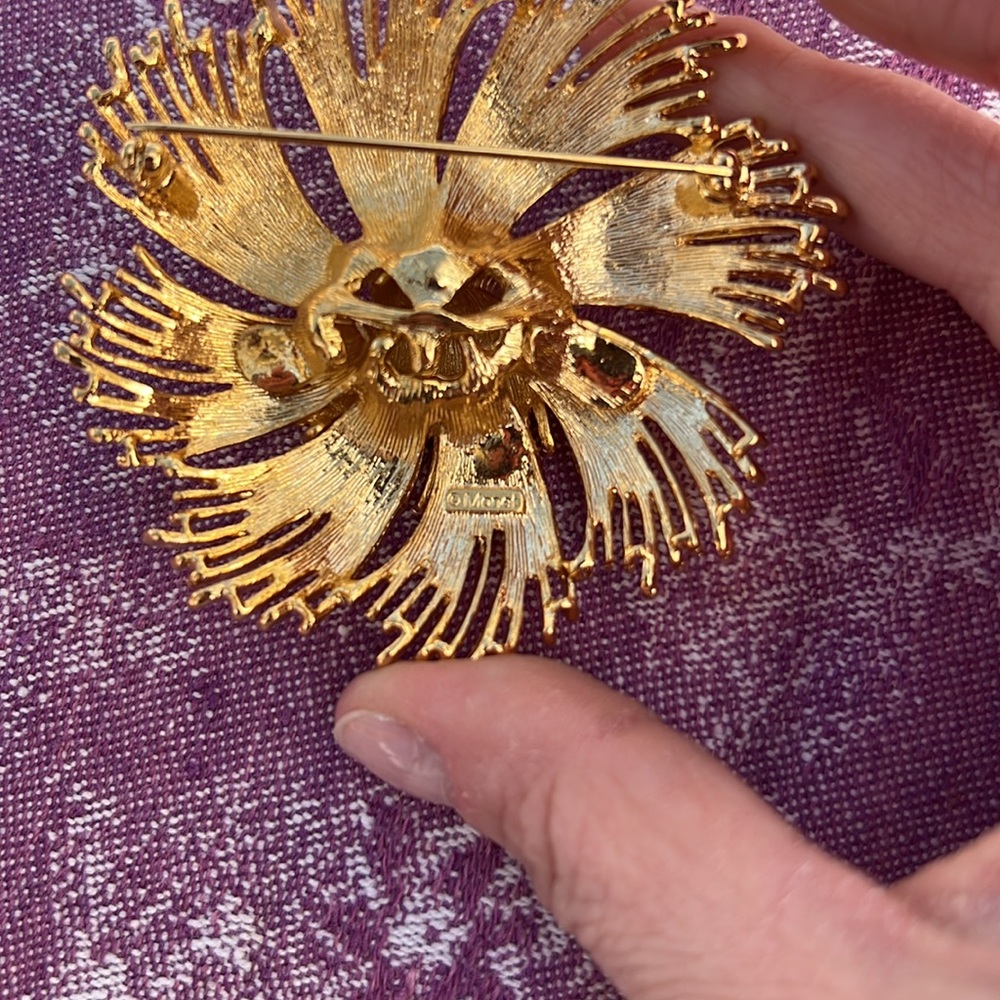 Vintage MONET Brooch Gold Tone - Picture 3 of 5